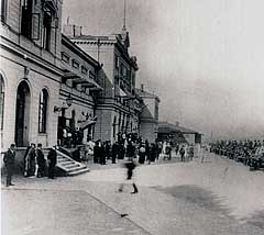 Bergslagsbanan klar 1879. Invigning av stationshuset 1882.